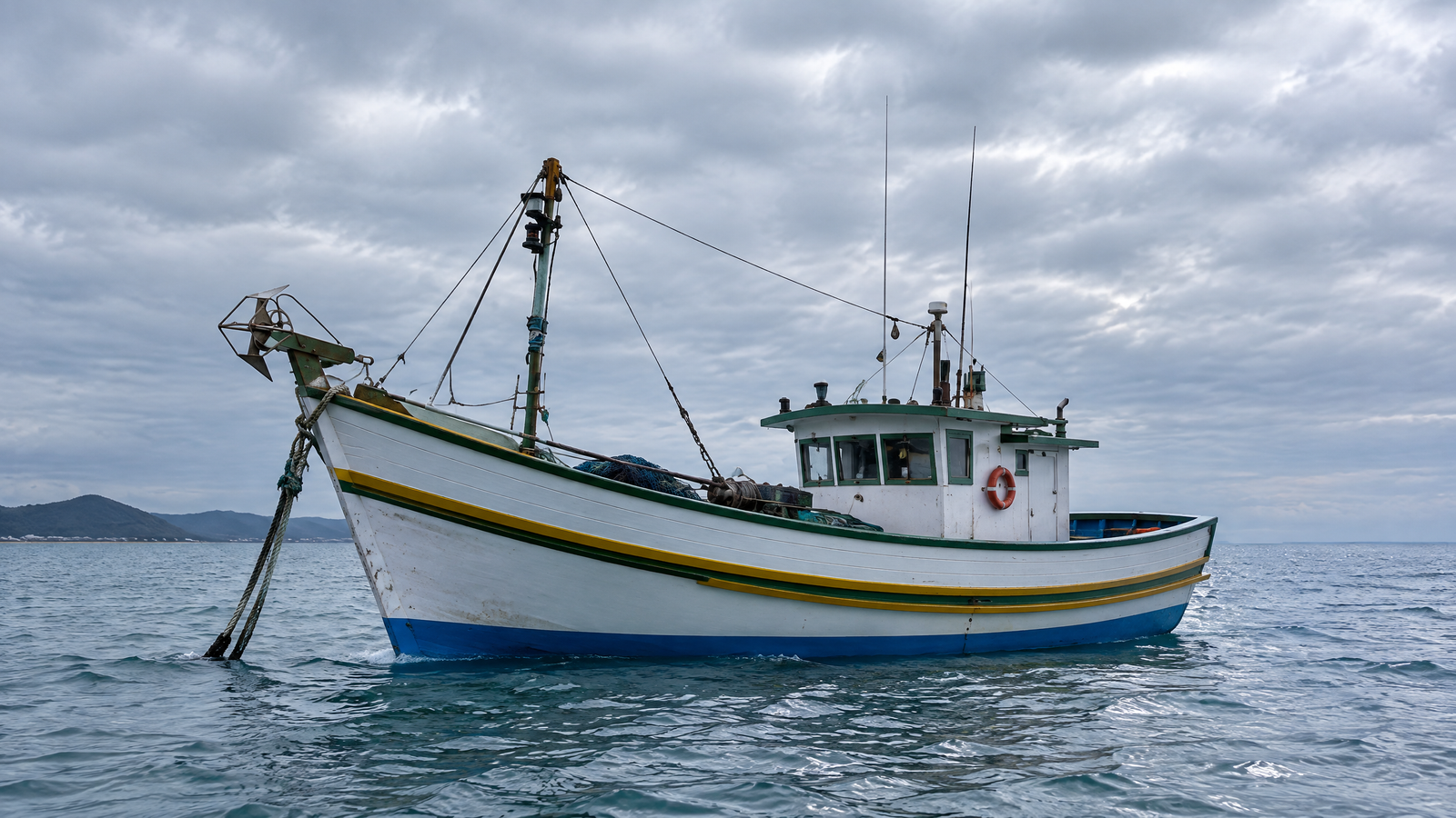 Embarcação de pesca artesanal com monitoramento KA8
